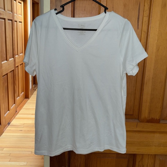L.L. Bean Tops - NWOT L.L. Bean 100% Supima cotton V-neck short sleeve T-shirt, size L White